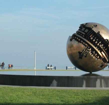 Sfera Grande di Pomodoro 1