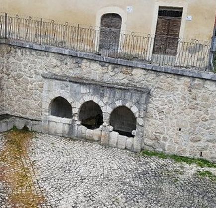 Fontana duecentesca - abbeveratoio e lavatoio medievale 1