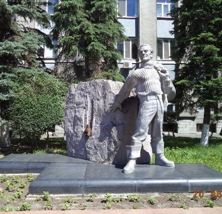 Monument to Yuri Hervieu 1