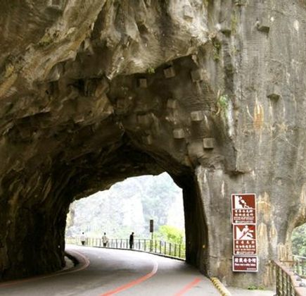 Yanzihkou Trail (Swallow Grotto) 1