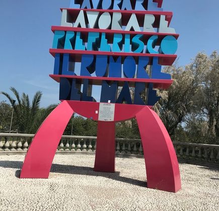 Lavorare, lavorare, lavorare preferisco il rumore del mare 1