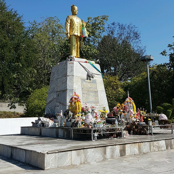 Phaya Singhanat Racha Statue