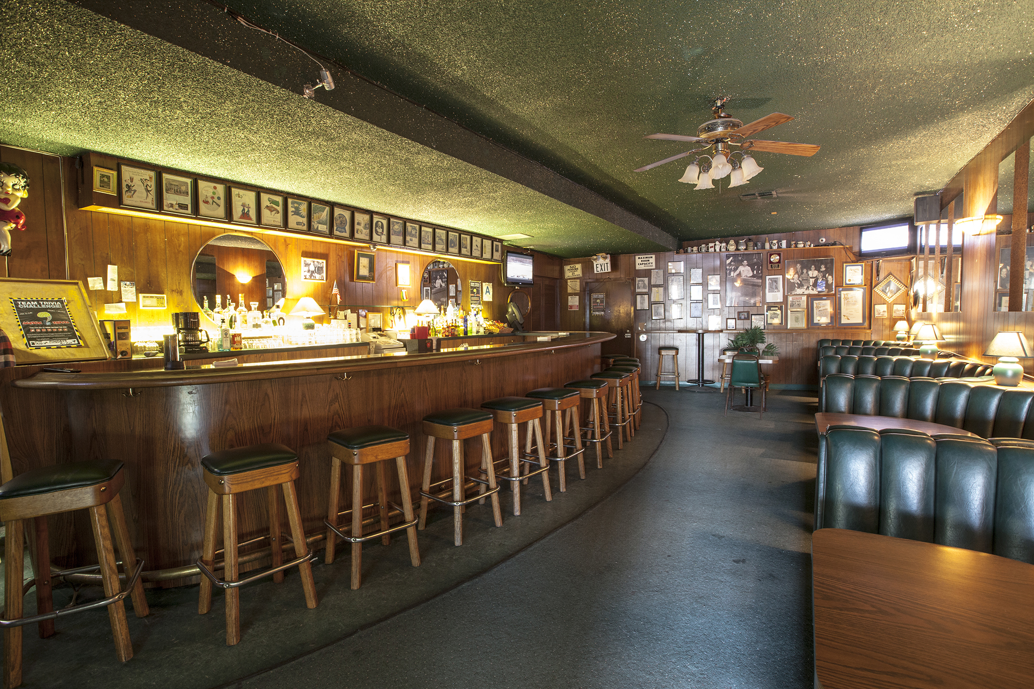 Gee's Bar