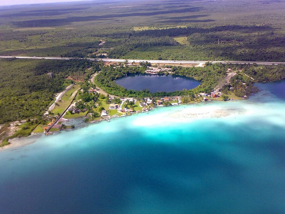 Lago Bacalar (Lake of the Seven Colors)