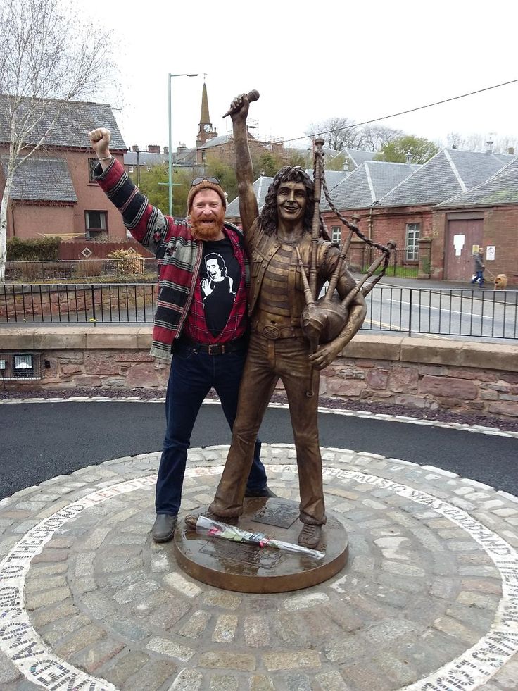 Bon Scott Statue