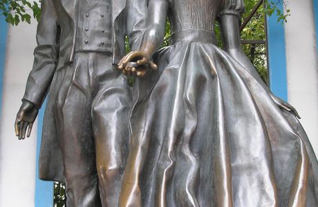 Sculptural Composition Natalya Goncharova and Aleksandr Pushkin